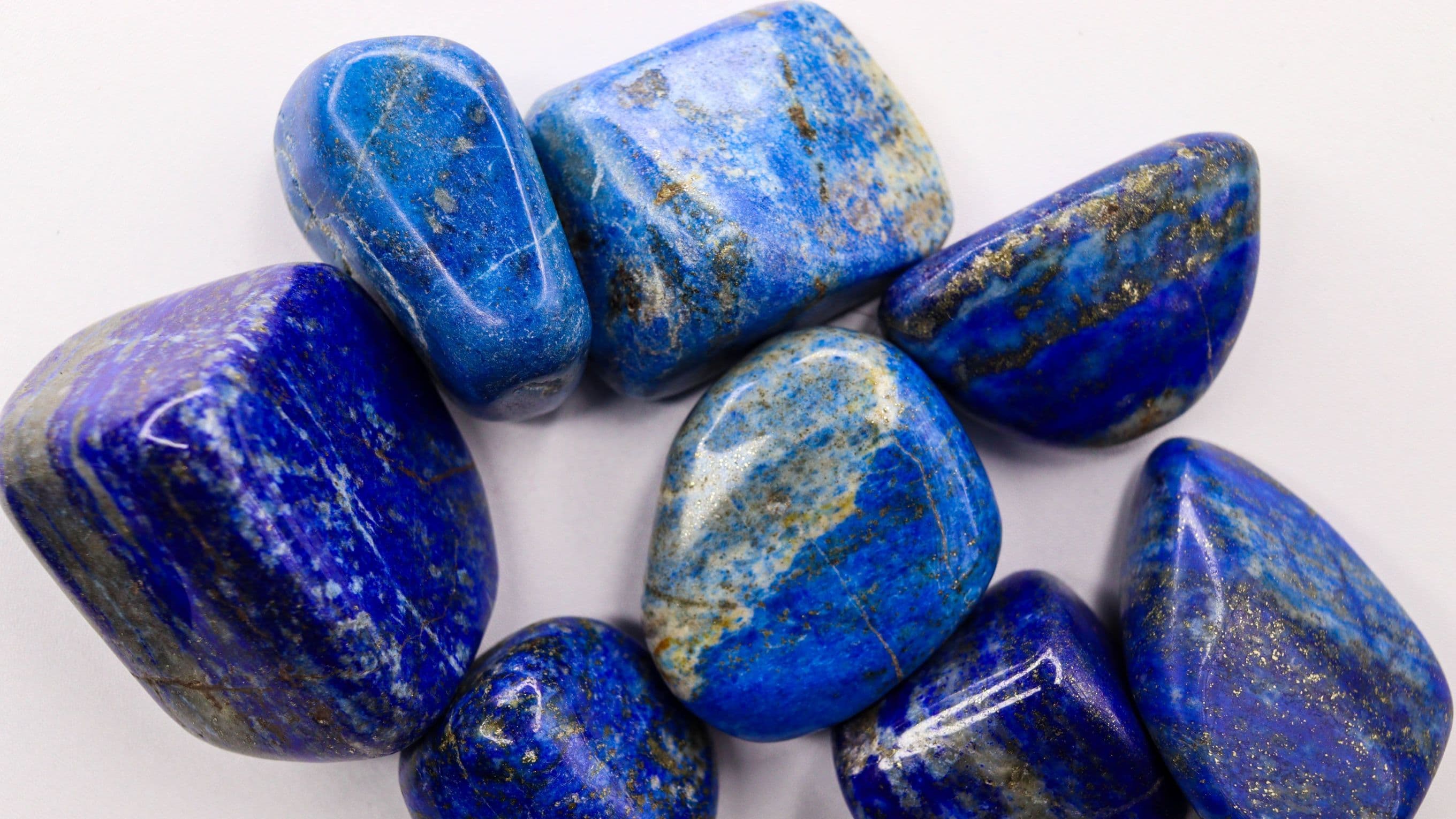 Lapis lazuli – właściwości, symbolika, kolor i biżuteria z niebieskim kamieniem