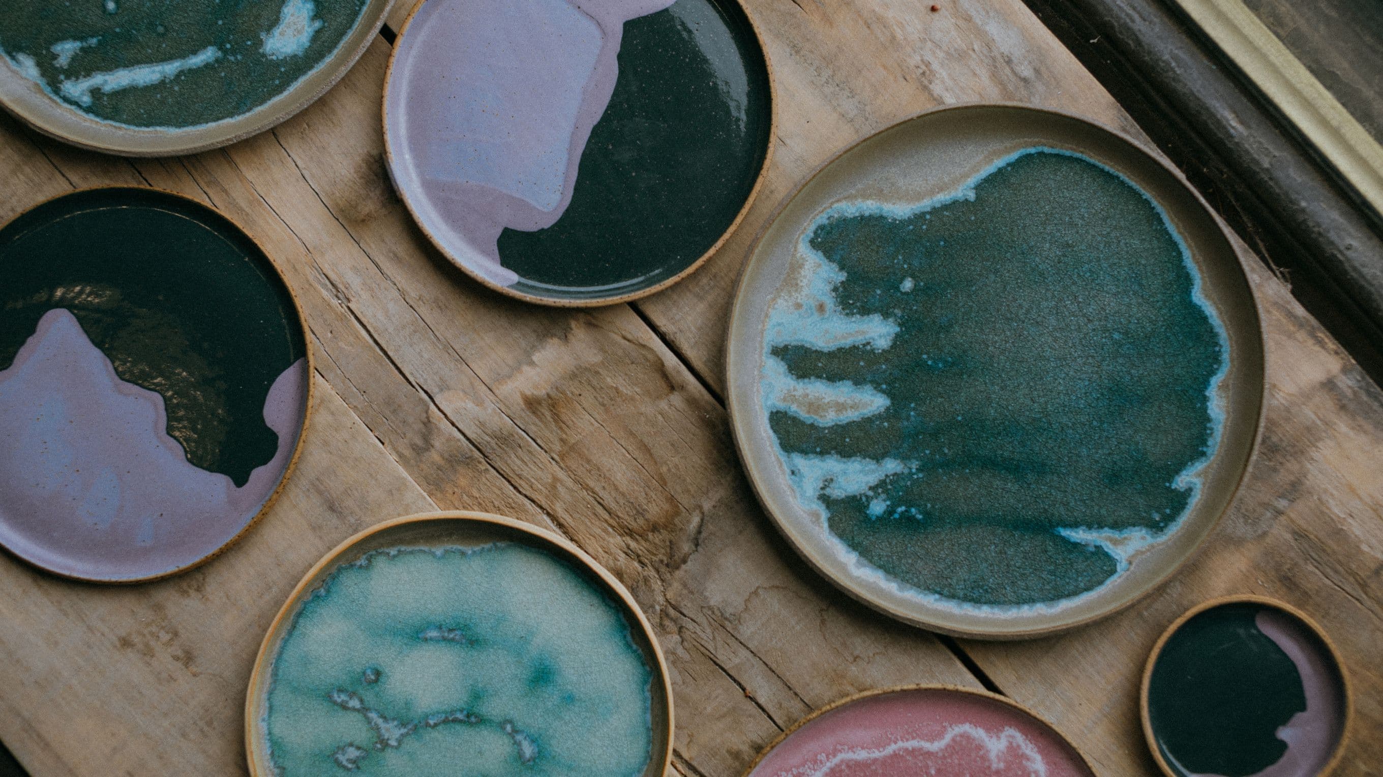dlaczego szkliwo ceramiczne wygląda inaczej za każdym razem